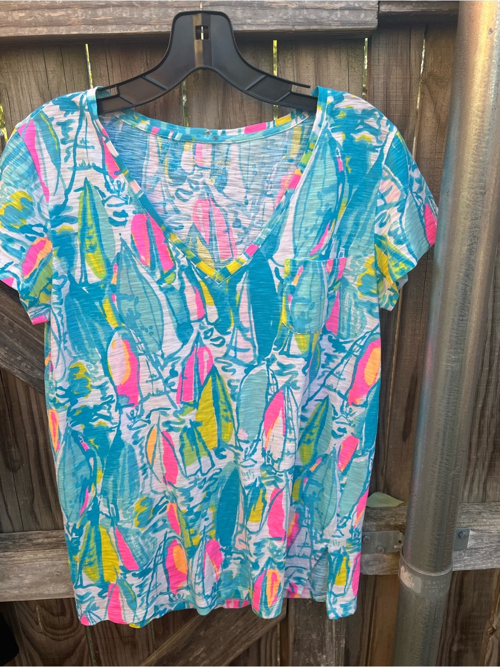 👗Lilly Pulitzer Women’s V-Neck Short Sleeve Top in Blue Multi